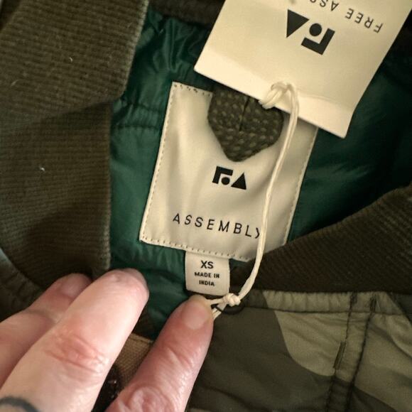 Free Assembly Puffer Vest camouflage NEW WITH TAGS Size XS - Picture 3 of 4